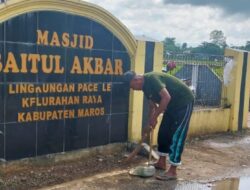 Gotong Royong Warga Pacelle dan PMBN Maros Bersihkan Masjid Baitul Akbar
