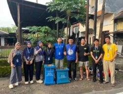 KKN Unismuh Makassar Berkontribusi di Maros, 10 Tempat Sampah Diserahkan ke Warga Redaberu