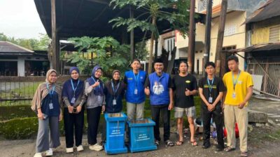 KKN Unismuh Makassar Berkontribusi di Maros, 10 Tempat Sampah Diserahkan ke Warga Redaberu